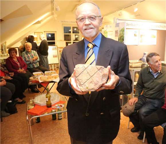 Stolz präsentiert Walter Töpner einen römischen Stein.