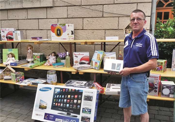 Stolz präsentiert Wehrführer Albert Wingender außer dem Hauptgewinn,t einem 40 Zoll großen Samsung Flachbild-TV, viele weitere hochwertige Preise.