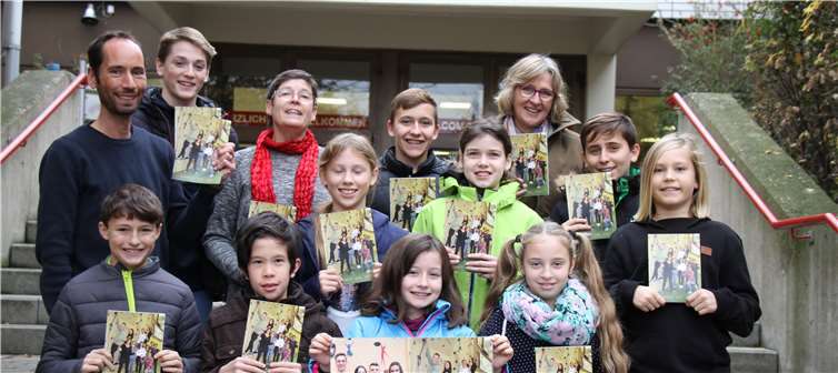 Stolz präsentiert das Logbuch-Team die aktuelle Ausgabe. Gerd Hänschke