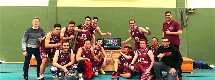 Stolz präsentiert das Team den hart erkämpften Endstand von 84:77 Zählern.Foto: privat