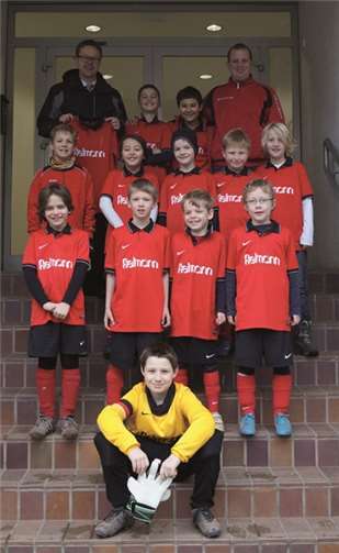 Stolz präsentiert das Team die neuen Fielmann-Trikots.privat