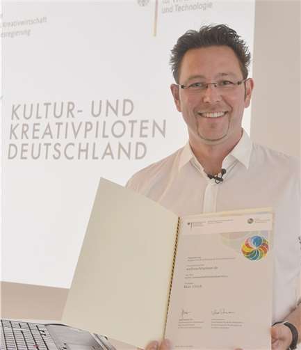 Stolz präsentiert der Preisträger Marc Ulrich die ihm überreichte Urkunde. -FIX-