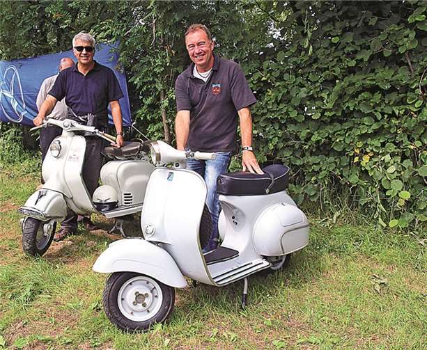 Stolz präsentiert der Vorsitzende des Vereins, Thomas Wüscher (r.), seine Neuerwerbung aus Italien: eine Original-Vespa 125 VBNC. Neben ihm steht Ercole Vanore aus Meckenheim mit einer Innocenti Lambretta 125 LD, BJ 1957.
