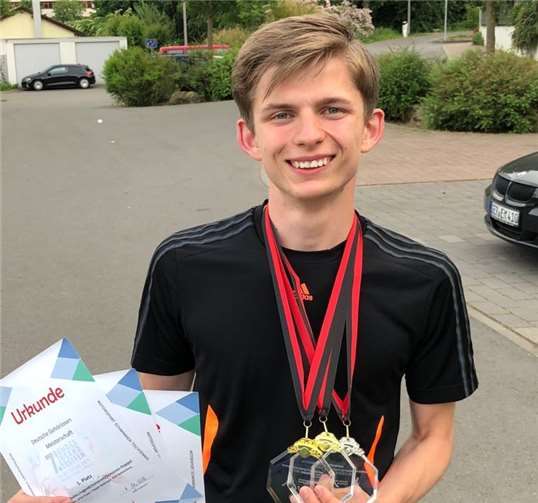 Stolz präsentiert der junge Tischtennisspieler seine Medaillen.  Privat
