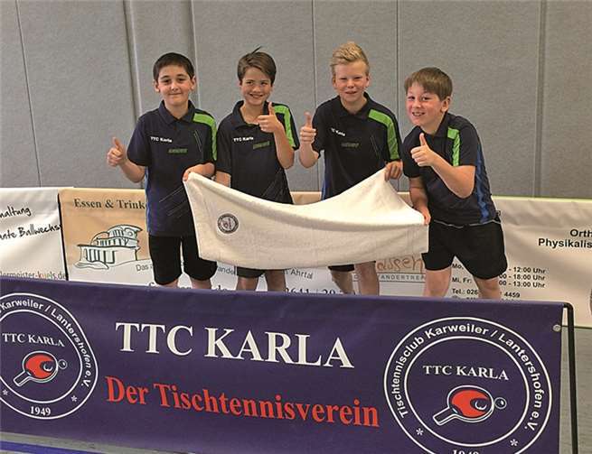 Stolz präsentiert die 6. Jugend, Meister der 5. Kreisklasse in der Herbstrunde, (v. l.) Tobias Braun, Timon Schwabe, Torge Götte, Josua Jakobs, ihr Vereinshandtuch.