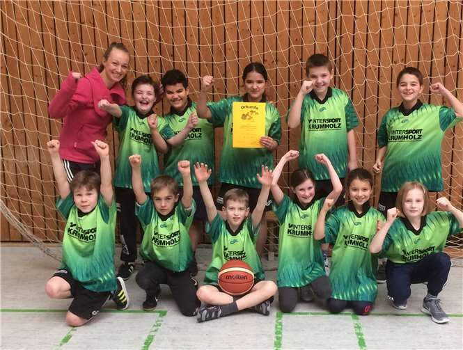 Stolz präsentiert die Mannschaft der Löfer Grundschule ihre Siegerurkunde.  Privat