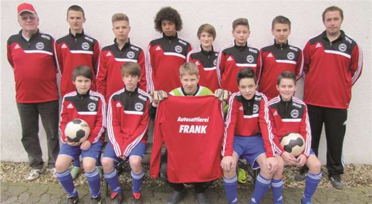 Stolz präsentiert die Mannschaft ihre neuen Sweatshirts. privat