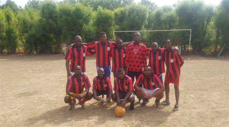 Stolz präsentiert die Mannschaft in Kamerun ihre neuen Trikots. Foto: privat