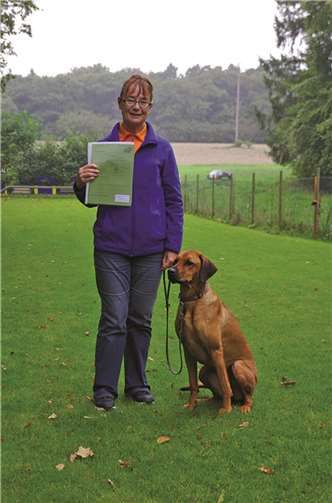 Stolz präsentiert eine Teilnehmerin ihre Urkunde. privat