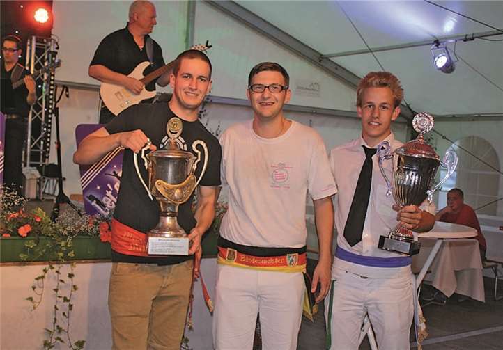 Feuchtfröhlich und in bester Stimmung Stolz präsentiert sich das Sieger-Trio: (v.l.). Bastian Lindlohr (Westerwald Meister), Florian Paaßen (Bundesmeister, seinen Pokal hat er schon verpackt), Hendrik Sartor erwarb den Rhein-Ahr-Wanderpokal (Sieger im Fässchenschwenken).