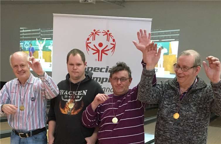 Stolz präsentiert sich das Team mit seinen Medaillen.  Privat