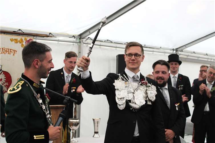 Stolz präsentiert sich der neue Junggesellen-Schützenkönig Benedikt Appel den zahlreichen Besucherinnen und Besuchern in der Quarzkaul.