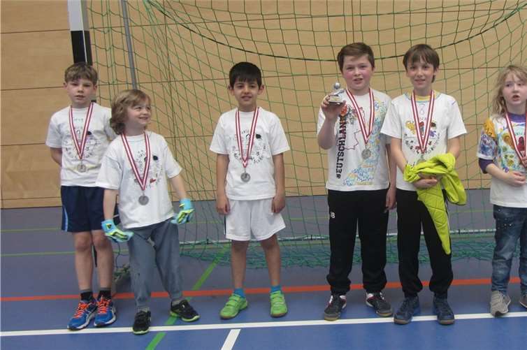 Stolz präsentiert sich die Hort-Mannschaft mit Medaillen und Pokal.