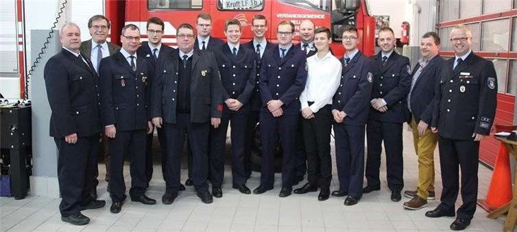 Stolz präsentiert sich die Löscheinheit Kruft zur Jahreshauptversammlung mit Bürgermeister Klaus Bell (2. v. l.) und Walter Kill (2. v. r.), der nach 35-jährigem Dienst nun als Ortsbürgermeister dabei ist. Foto: privat