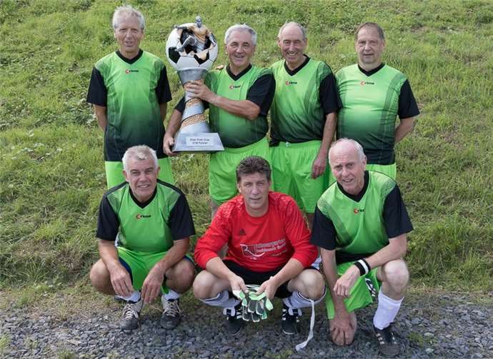 Stolz präsentiert sich die Siegermannschaft mit ihrem Pokal.