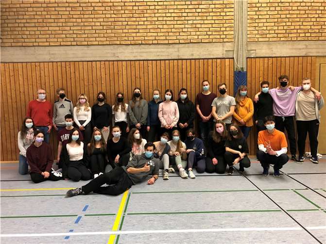 Stolz präsentiert sich die Theater-AG mit ihrem Choreografen Jacob Noble.Foto: privat