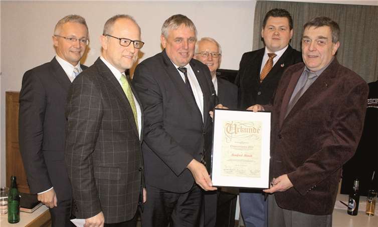 Stolz präsentierte Manfred Mönch die vom CDA-Bundesvorsitzenden überreichte Urkunde. DL