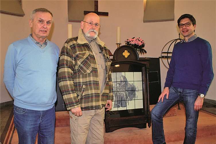 Stolz präsentierte Pfarrer Christoph Schwaegermann seinen Kollegen Kurt Perrey, der mit der Ausstellung „Bibelfliesen“ altes Kulturgut christlicher Frömmigkeit in die Trinitatiskirche gebracht hat, und damit wie die vor dem Altart gezeigte Linzer Pietá von Alexander Jokisch den Besuchern auch eine außergewöhnliche Begegnung mit Gottes Wort ermöglicht. DL