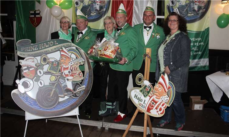 Stolz präsentierte Präsidentin Yvonne Adams-van Beek das Dreigestirn mit Damen vor dem Sessionsorden. Fotos: DL