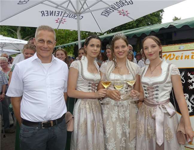 Stolz präsentierte Senheims OB Volker Ahnen die neue Weinkönigin Jule I. mit Prinzessin Jana und Hanna.