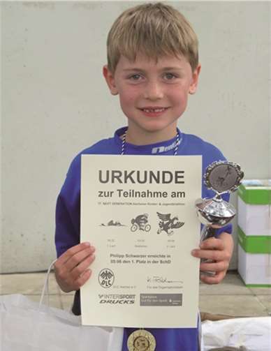 Stolz präsentierte Tim Schwarzer seine Urkunde und den Siegerpokal. privat