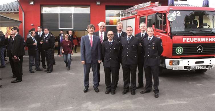 Stolz präsentierte Wehrführer Hans-Günter Gombert noch vor der Schlüsselübergabe das neue Dattenberger Feuerwehrgerätehaus. DL