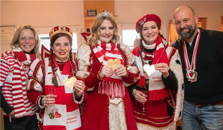 Stolz präsentierte das Morenhovener Damendreigestirn den speziellen Orden.Foto: JOST