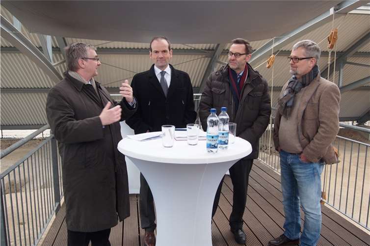 Stolz präsentierte das Vulkanpark-Team den neuen Lehmbackofen, den Archäotechniker Kuno Menchen (3.v.l) in der Winterpause gebaut hat.