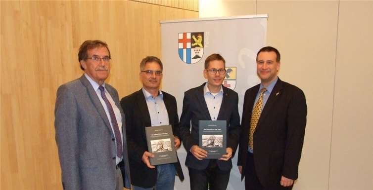 Stolz präsentierte der Autor (2v.r.) seine detailreiche Chronik im Sitzungssaal des Rathauses. privat