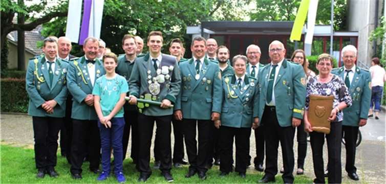 Stolz präsentierte der Brudermeister der Linzer Sankt Sebastianus Schützenbruderschaft 1329, Uwe Prassel zum Abschluss des Schützenfestes an Fronleichnam vor Sankt Marien den Schüler-Scheibenprinzen Nico Kützner, den Vogel- und Scheibenprinzen der Jungschützen, Max Müller, seinen Sohn Markus Prassel als neuen Schützenkönig sowie Sascha Nixdorf als Scheibenprinzen. DL