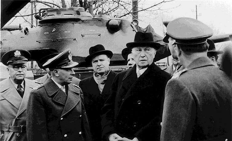 Stolz präsentierte der Bundeskanzler den Militärattachés die neuen Panzer der Truppe.