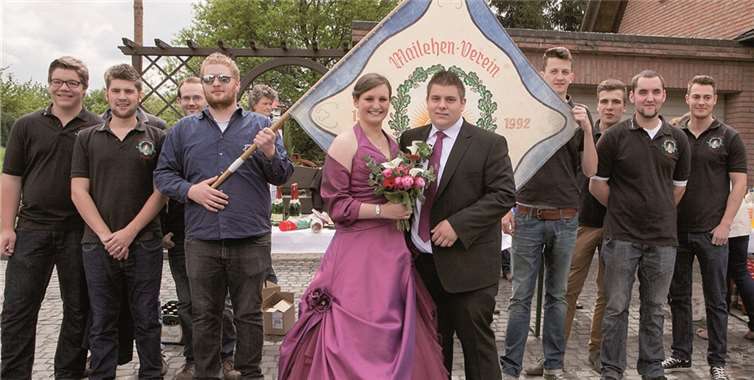 Stolz präsentierte der Mailehen-Verein Fritzdorf sein neues Maikönigspaar Arno Frings und Jana Seidel. JOST