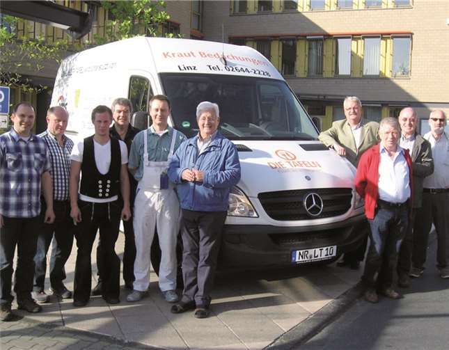 Stolz präsentierte der Vorstand der Linzer Tafel den Sponsoren das neu angeschaffte Kühlfahrzeug (von rechts): Bernd Marberg, Dr. Werner Dötsch, Paul Fischer, Dieter Korf, Hans-Joachim Schmitz und die Sponsoren Christian Krupp, Rudi Speich, Stefan Kraut, Michael Kraut und Adem Ince.privat