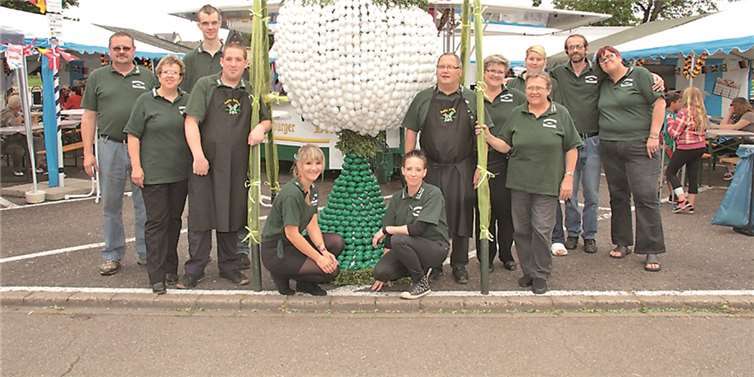 Stolz präsentierte die Kirmesgesellschaft 1927 e.V. die restaurierte Eierkrone. AND