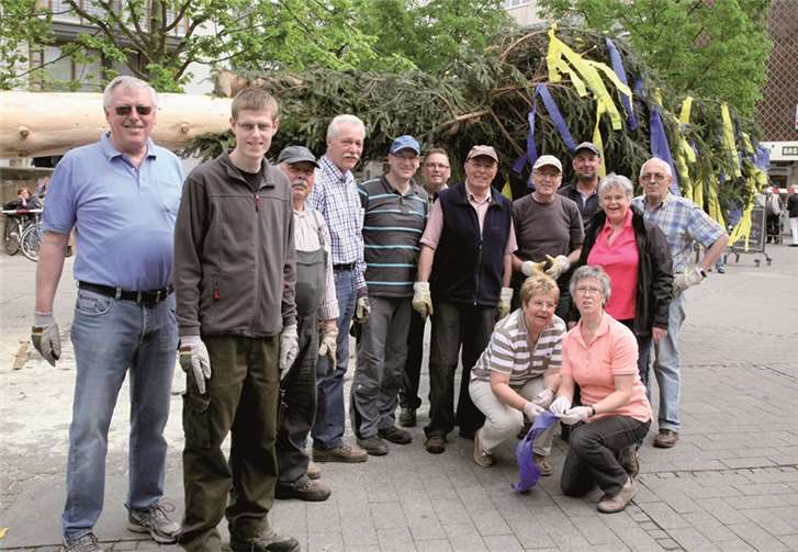 Stolz präsentierte sich Horst Felten mit seiner Crew vor dem Anziehen und Aufstellen am diesjährigen Maibaum. -StF-
