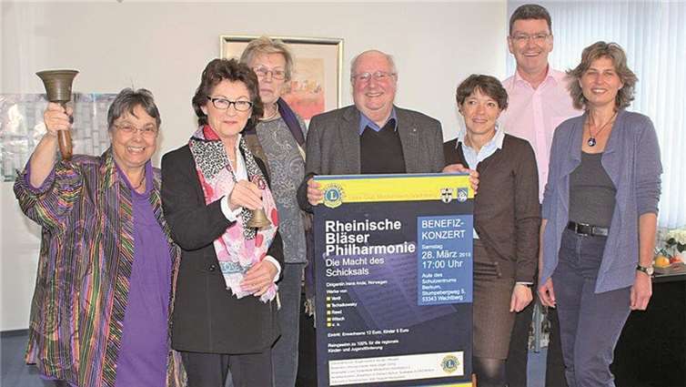 Stolz präsentierten Bürgermeisterin Renate Offergeld und Vertreter von Lions Club und Rheinischer Bläser Philharmonie das Plakat zum Benefizkonzert