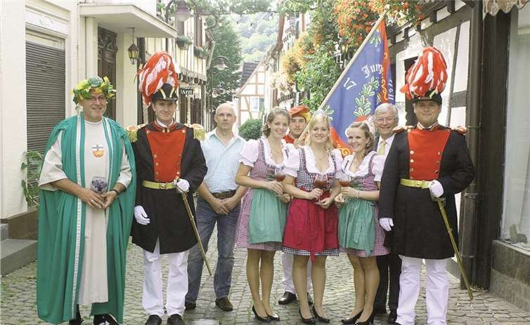 Stolz präsentierten Gerhard Hausen und Oliver Grimm das von Bacchus behütete Weinfesttrio.DL
