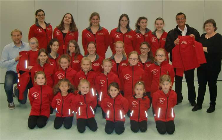 Stolz präsentierten Tänzerinnen und Sponsoren die schicken neuen Jacken. privat