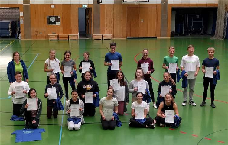 Stolz präsentierten die 21 neuen Übungsleiter-Assistenten ihre Zertifikate. Foto: privat