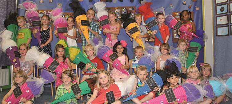 Stolz präsentierten die 22 Kids ihre Schultüten, die sie an ihrem Abschiedsfest, dem Schultütenfest, übereicht bekamen. privat