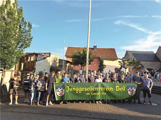 Stolz präsentierten die Beller Junggesellen sich gemeinsam mit dem Spielmannszug und Ortsbürgermeister Stefan Zepp (rechts).  Fotos: FRE