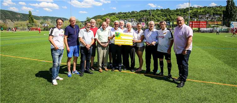 Stolz präsentierten die Beteiligten den Spendenscheck aus dem Erlös des Fußballspiels, der Einhundertprozent der Fritz-Walter-Stiftung zu Gute kommt. Fotos EP