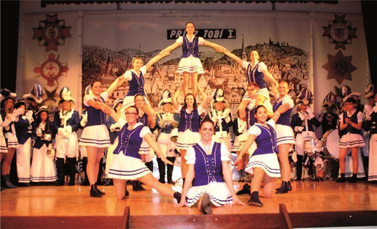 Stolz präsentierten die Blau-Wiessen Funken ihre Tanzgruppe. -DL-