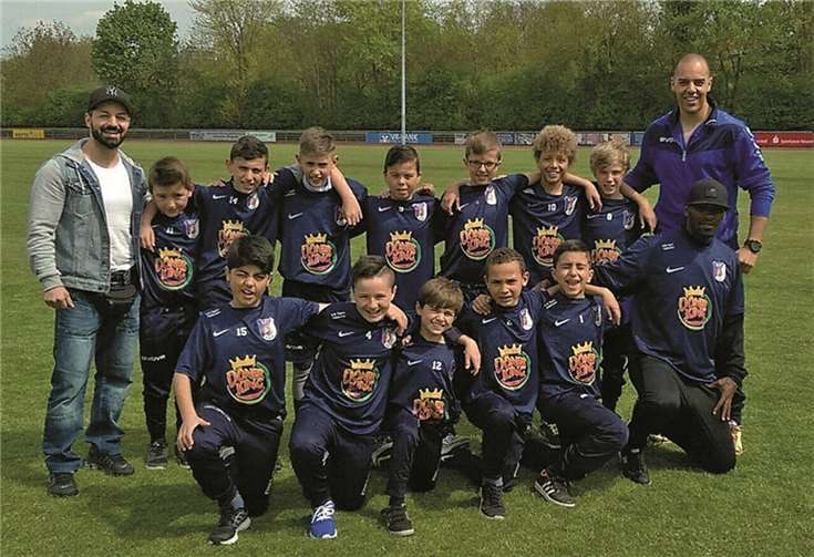 Stolz präsentierten die E-Junioren ihre neuen Aufwärmtrikots. privat