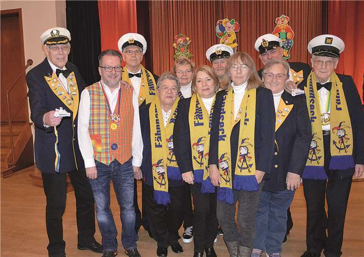 Stolz präsentierten die Fährnarren den neuen Orden.