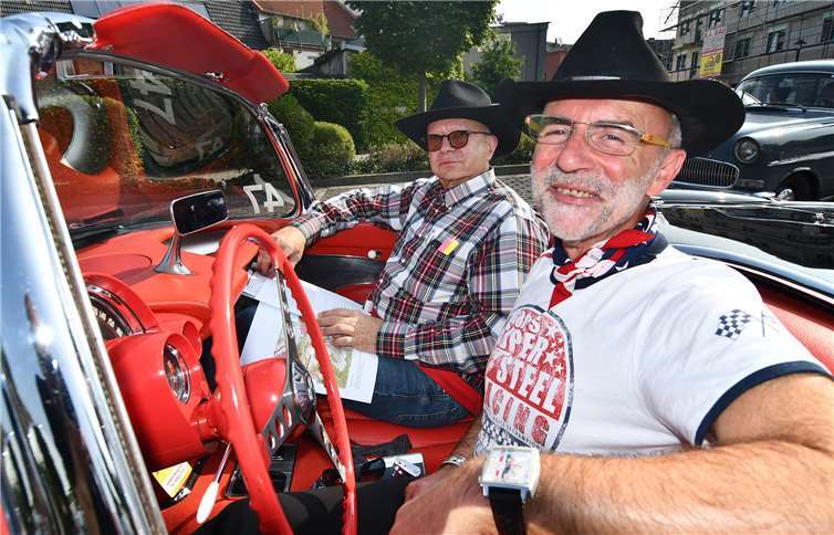 Stolz präsentierten die Fahrer ihr Automobil. Fotos: -RASCH-