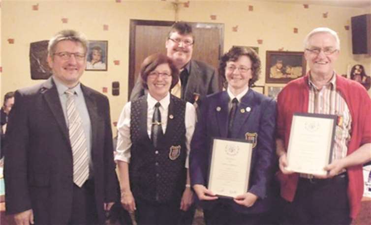 Stolz präsentierten die Geehrten ihre Urkunden (von links): Hubert Latsch, Doris Schüler, Peter Gerhards, Waltraud Hoffmann und Franz Xaver Hoffmann.privat