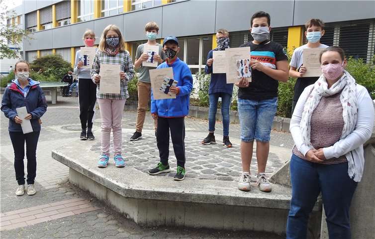 Stolz präsentierten die Gewinner des Literaturwettbewerbs ihre Auszeichnungen. Foto: GIK