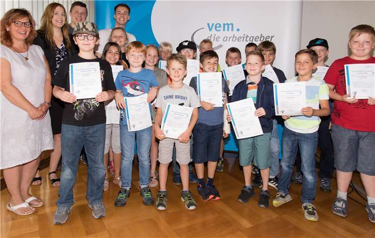 Stolz präsentierten die Grundschüler/innen ihre Zertifikate. Links außen die Leiterin der Techniktage, Michaela Weiß (Kinder im Netz). Neben ihr Nadine Giejlo, Bildungsreferentin des vem.diearbeitgeber e.V. und die beiden Betreuer Niklas und Marcel.Foto:Privat