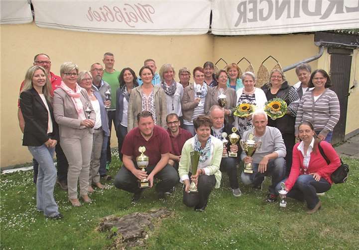 Stolz präsentierten die Kegelclubs ihre Siegerpokale.privat